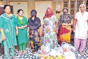 Distributed Ration: 11 जरूरतमंद परिवारों को पूरे महीने का किया राशन वितरित
