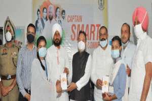 शिक्षा मंत्री ने 15 विद्यार्थियों को दिए स्मार्टफोन