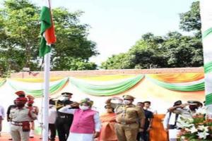 हरियाणा के राज्यपाल ने किया राजभवन में ध्वजारोहण, परेड की सलामी ली