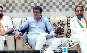 सरकार की आंतरिक कलह का खामियाजा भुगत रही जनता