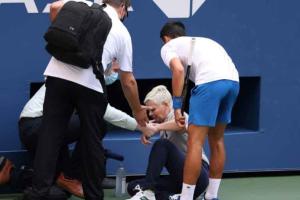 नोवाक जोकोविच महिला अधिकारी को गेंद मारने के कारण यूएस ओपन से बाहर