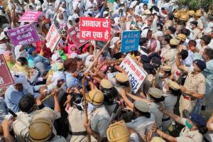 बर्खास्त पीटीआई का फूटा गुस्सा, कृषि मंत्री के आवास का किया घेराव
