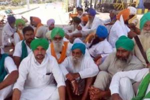 मुक्तसर-कोटकपूरा के टोल प्लाजा पर डटे किसान