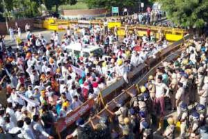 सरसा में आंदोलनरत किसानों पर पुलिस ने आंसू गैस के गोले दागे व वाटर कैनन से खदेड़ा