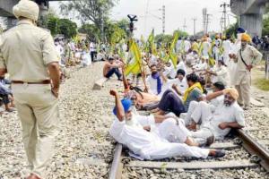 किसानों ने उठाया रेलवे ट्रैक से धरना, अब भाजपा नेता का आवास घेरा
