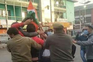 पुलिस ने भाजपा कार्यकर्ता को श्रीनगर के लाल चौक पर झंडा फहराने से रोका