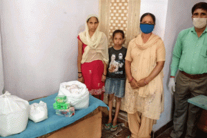 डेरा सच्चा सौदा श्रद्धालुओं ने जरूरतमंद महिला को दिया राशन