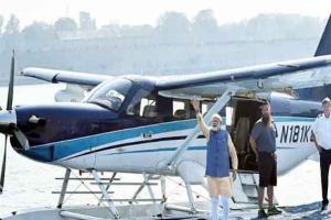 प्रधानमंत्री ने की देश की पहली सी प्लेन सेवा की शुरूआत, खुद भरी उड़ान