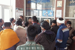 रेलवे स्टेशन पर यात्री ट्रेन को लेकर तैयारियां शुरू