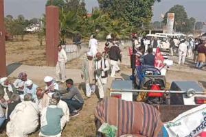 फौगाट खाप ने ट्रैक्टर-ट्रालियों के जत्थे के साथ किया दिल्ली कूच