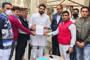 स्कूल खुलवाने के लिए उप मुख्यमंत्री के नाम देवेन्द्र कादियान को सौंपा ज्ञापन