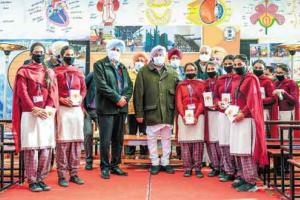 80 हजार विद्यार्थियों के हाथों में पहुंचे स्मार्टफोन