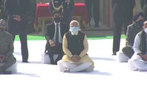 राष्ट्रपति, उपराष्ट्रपति तथा प्रधानमंत्री ने राजघाट जाकर दी बापू को श्रद्धांजलि