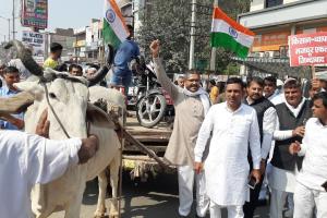 बढ़ती महंगाई और कृषि कानूनों पर सियासी संग्राम