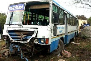 दीवार तोड़ते हुए जलघर में जा घुसी रोडवेज बस