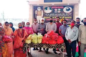 साध-संगत ने 25 जरूरतमन्द परिवारों को दिया राशन