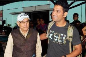 क्रिकेटर महेन्द्र सिंह धोनी के माता-पिता कोरोना पॉजिटिव, देश में तीन लाख के करीब नए केस