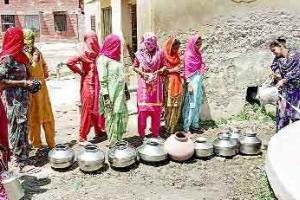 10 दिनों से पेयजल आपूर्ति बंद, 200 से लेकर 300 देकर खरीद रहे टैंकर