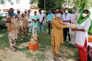 कोरोना वारियर्स को बांटी फलों की किट