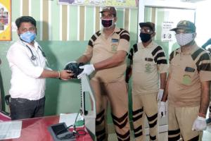 कोरोना वारियर्स की पहले सेवा फिर सैल्यूट