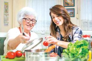 कोरोना काल में बुजुर्गों का रखें विशेष ध्यान