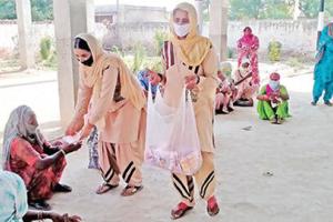 डबवाली: गांव लोहगढ़ की साध संगत ने वितरित की 100 कोरोना रोकथाम किट