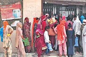 तपती गर्मी में पीएनबी के बाहर खड़े होने को मजबूर उपभोक्ता,सोशल डिस्टेंसिंग भी कोसों दूर