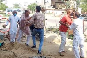 सभापति के साथ हाथापाई, ईंट मारने का प्रयास