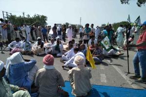 गिरफ्तार किसानों की रिहाई के लिए दो घंटे टोल व रोड किया जाम