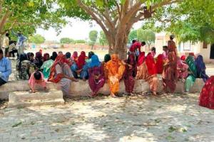 6 बजे लाइन में लगे, दोपहर बाद पहुंची वैक्सीन