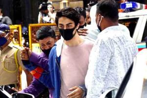 ड्रग्स केस: आर्यन खान एनसीबी दफ्तर पहुंचे