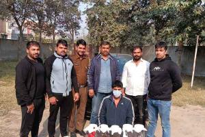 रोहतक में भारी मात्रा में अवैध हथियारों सहित कार युवक गिरफ्तार
