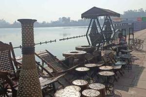 दर्शकों को लुभा रहे लकड़ी पर उभरे कला के ये रंग