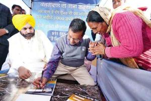 केजरीवाल के अनुसूचित जाति के लोगों से पांच वायदे, महिलाओं से भरवाए गारंटी कार्ड