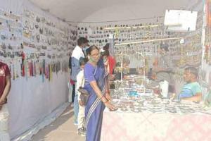 इटावा से आई मीना के हाथों की कारीगरी को देख हैरान हो रहे पर्यटक