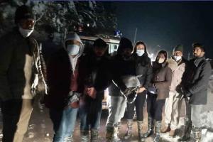 बर्फबारी में फंसे पश्चिम बंगाल के छह पर्यटकों को बचाया
