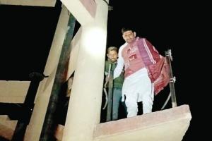 प्रशासन की समझाइश के बाद टंकी पर चढ़े आठों किसान समझौते के बाद नीचे उतरे