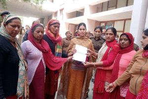 सरकार द्वारा किये गए दुर्व्यवहार की आशा वर्करों ने की निंदा