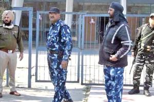 केंद्रीय बलों की सुरक्षा में ईवीएम, बाहर पंजाब पुलिस का सख्त पहरा
