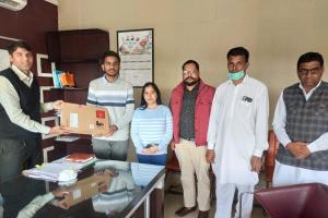 एडीसी ने प्रशांत को लैपटॉप देकर किया सम्मानित