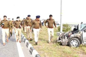 तेज रफ्तार ट्रक ने खड़ी पिकअप को मारी टक्कर, एक की मौत, 3 घायल