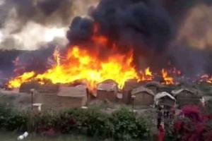प्रवासी मजदूरों की 150 झुग्गियां जलकर राख, कर्मचारी झुलसा