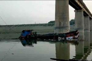 हमीरपुर में भिड़ंत के बाद ट्रक नदी में गिरा,दो मरे