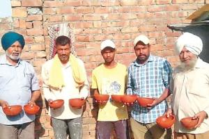 साध-संगत ने पक्षियों के लिए सार्वजनिक स्थानों पर रखे 29 कटोरे
