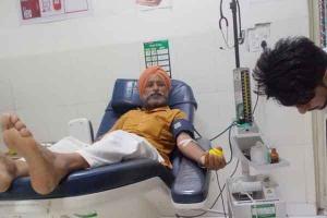 धुराला ब्लॉक के सेवादार ने खूनदान कर बचाई जान