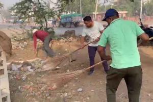 फरीदाबाद के राजा चौक पर डेरा श्रद्धालुओं ने चलाया सफाई अभियान