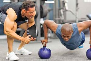 फिटनेस ट्रेनर बनकर कमा सकते हैं लाखों रुपए