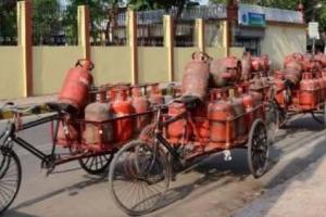 रसोई गैस के दाम बढ़ाने पर कांग्रेस हुई हमलावर