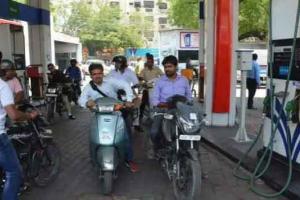 पेट्रोल-डीजल के घटे दाम, पंपों पर लगी वाहनों की लाइनें