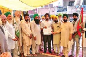 खस्ता हालत सड़क से दाव पर लगी राहगीरों की जान और वाहनों की सुरक्षा